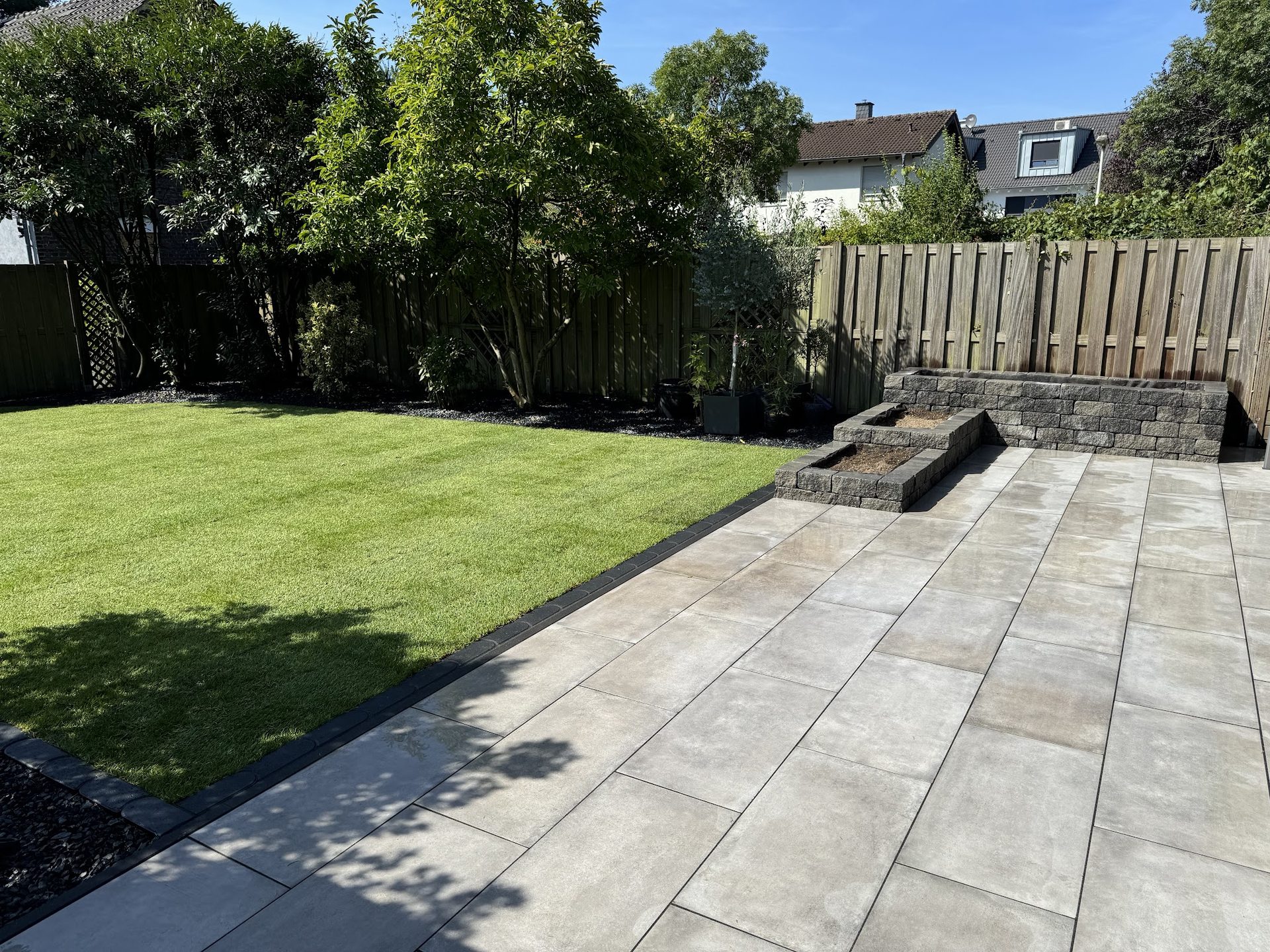 Fertig gestalteter Garten mit Rasen und Terrasse